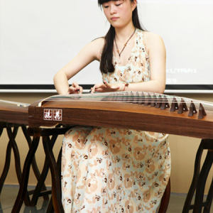 古筝新秀王怡萱老师演奏《战台风》时的风采。
