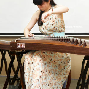 古筝新秀王怡萱老师演奏《战台风》时的风采。