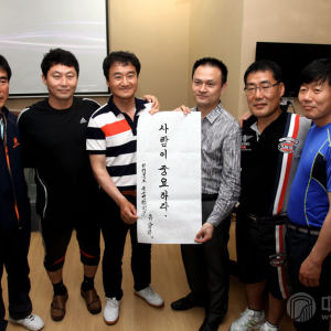 柳昌熙会长及部分成员与百家筝鸣副总经理、人力资源管理部经理范家礼合影留念。 