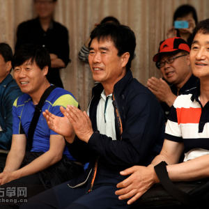 韩国友人们听到如国歌一样的《阿里郎》奏响时，感觉特别亲切和感动。 