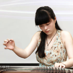 古筝新秀王怡萱老师演奏《战台风》时的风采。