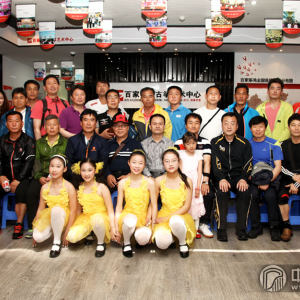 韩国国民生活体育全罗北道足球联合会全体成员合影留念。 