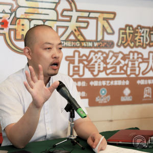 6月15日上午，林加平老师用了半天时间给大家讲解了如何把古筝卖给学生。林加平老师提出，要实现让90%的学生在培训中心买琴的目标。要做到这点，这其中包括了各种销售方案的策划，各种销售技巧运用，老师销售技能的提高，如何做到销售止于销售，如何把销售和服务相结合。