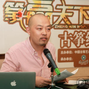 主讲人林加平老师从古筝行业的市场格局、经营特点入手，分别以综合类培训琴行、专业古筝培训、家教老师经营模式为例，首先讲解和解决大家非常关心的招生难题。