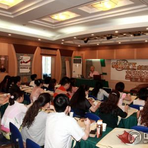 “筝赢天下行业经营大讲堂”成都站，主讲人林加平老师讲课现场。