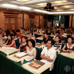 学员们在认真听讲。