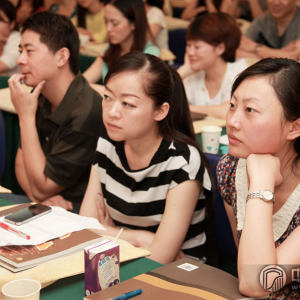 学员们在认真听讲。