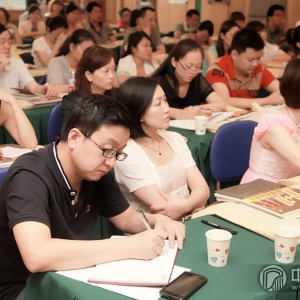 学员们在认真听讲。