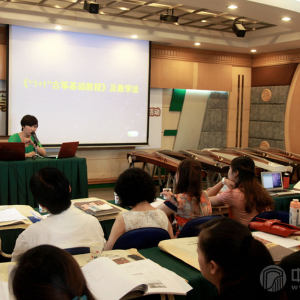 “筝赢天下行业经营大讲堂”成都站，王小平老师讲课现场。