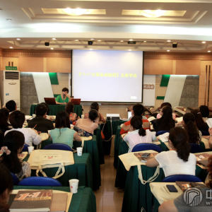 “筝赢天下行业经营大讲堂”成都站，王小平老师讲课现场。