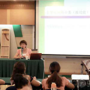 “筝赢天下行业经营大讲堂”成都站，苗红总经理讲课现场。