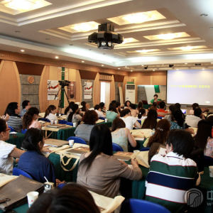 “筝赢天下行业经营大讲堂”成都站，王小平老师讲课现场。