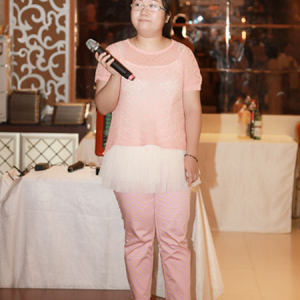 酒会上，学员的才艺表演。