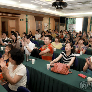 在满场的掌声中，为期一天半的“筝赢天下行业经营大讲堂”成都站圆满成功。整个讲座的讲解融合了浅显易懂的知识，又包含有若干生动的市场案例。听课的老师不仅学到了知识，更为自己经营中的难题找到了针对性、实战性的解决方案。同时听完讲座后所有的老师都希望能在未来的筝赢通活动中继续学习，通过学习和交流，不断提高自己，尤其是提升自我的行业经营管理水平。