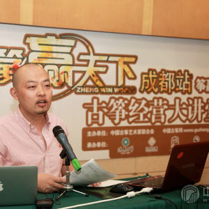 “筝赢天下行业经营大讲堂”成都站，林加平老师讲课时的风采。