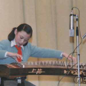 周健楠，8岁开始学习古筝，师从于著名古筝教育家王世璜先生，12岁考入中央音乐学院附中，曾获‘北京市民族器乐大赛’少年组第一名。