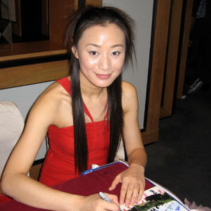 周健楠加入的“女子十二乐坊”到东南亚巡演，为乐迷签名。