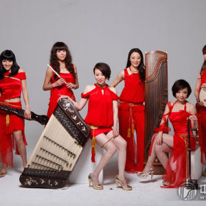 2010年周健楠组建“丽”乐团，并于同年7月代表‘中华人民共和国外交部’，受邀出访印尼，举办了庆祝‘中印建交六十周年’专场音乐会。（图为“丽”乐团）