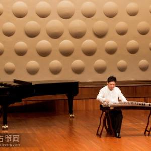 音乐会在古典名曲《高山流水》中开场。据王中山老师介绍，《高山流水》可细分三种流派和风格，当晚大家欣赏到的是浙江流派。