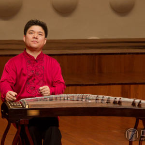 下半场在一曲优美舒缓的古筝独奏《彝族舞曲》乐声中展开。