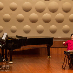 筝与钢琴《望秦川》。此曲是由景建树、王中山为了纪念李婉芬老师而创作。