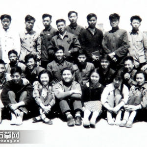 1958-1961期间，史兆元就读天津音乐学院。（图为61届天音全体同学合影——上左5、何宝泉，下左2、史兆元） 