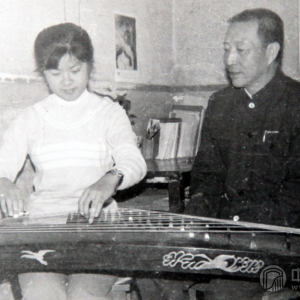 1980-1982，史兆元在天津音乐学院兼课，给学生陈慧兰上课时的情景。