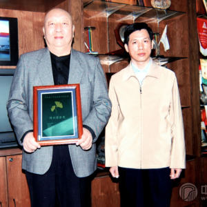 2005年9月，史兆元荣获由中宣部、中央文明办、共青团中央、教育部、文化部、国家广电总局、新闻出版总署、国家体育总局、全国妇联、中国科协等部委联合颁发的中国青少年社会教育“银杏奖”特别荣誉奖。