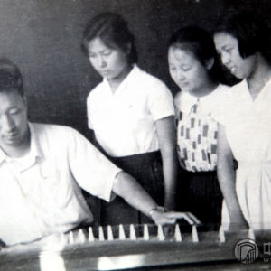 史兆元先生潜心于古筝事业五十余年,著作等身，桃李满天下，培养了一批又一批的专业古筝人才。（图为20世纪70年代，史兆元（左一）给王小月（左二）等学生上课时的情景。） 