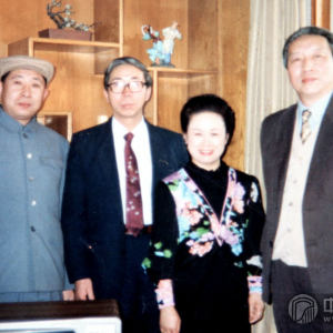 史兆元（右1）与乔羽（左二），海政文工团团长（左一）会见日本筝家古井作子（右二）时的情景。