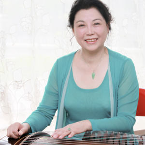 杨娜妮，著名古筝演奏家、教育家，中国第一批古筝专业硕士研究生。现任沈阳音乐学院民乐系教授、古筝演奏研究方向硕士研究生导师；沈阳市政协委员，中国音乐家协会会员，中国音协古筝协会理事，中国民族管弦协会古筝专委会副秘书长，辽宁古筝协会副会长、中国古筝学会副秘书长。