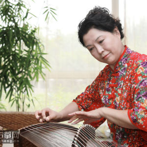 杨娜妮，蒙古族，1954年1月出生于辽宁省本溪市，祖籍吉林省辽源市。