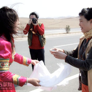 2007年，杨娜妮到内蒙草原进行科研考查，牧民送行喝上马酒。