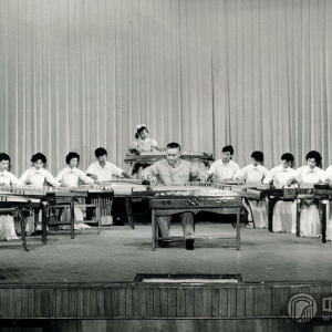 1979-1985年，杨娜妮在附中古筝专业教学。（1980年师生音乐会，杨娜妮的老师——著名古筝演奏家、教育家赵玉斋。）