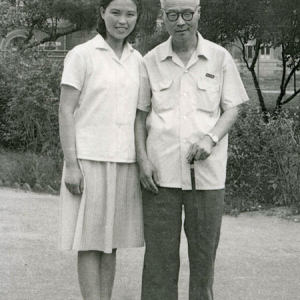 1977年，杨娜妮毕业于沈阳音乐学院民乐系，留校任教。1978-1979年前往中央音乐学院（现中国音乐学院）进修。 （图为上学期间，杨娜妮与曹正老师合影。） 