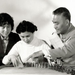 1985-1987年攻读硕士研究生。（图为杨娜妮与赵玉斋、阎丽老师上课时的情景。）