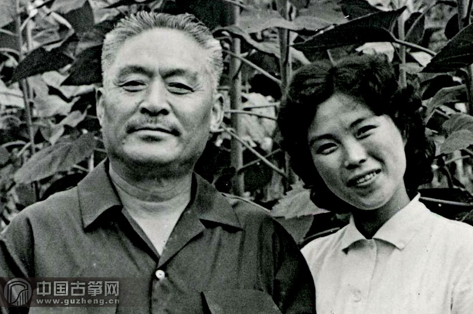 1983年,杨娜妮与她的老师—著名古筝演奏家,教育家赵玉斋合影.