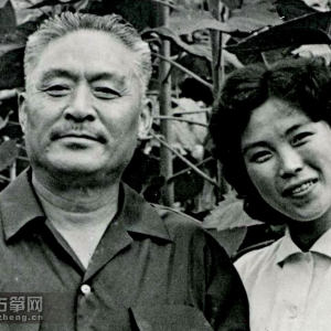 1983年，杨娜妮与她的老师——著名古筝演奏家、教育家赵玉斋合影。