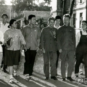 1975年，杨娜妮（左4）与专家、教授、同学。