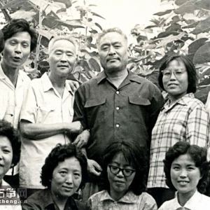 1983年，杨娜妮参加沈阳音乐学院45周年校庆，师生相聚。