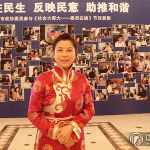 2011年，杨娜妮参加政协会议期间照片留念。