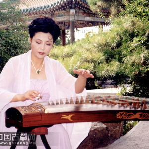 杨娜妮演出时的风采。