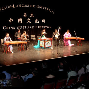 她曾多次在泰国、日本和香港等国家和地区进行演出，并在香港、泰国的曼谷和韩国举办个人作品专场音乐会。（图为杨娜妮在英国演出。）