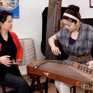 杨娜妮为研究生王尧上课的照片。