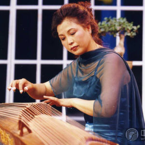 杨娜妮演出时的风采。