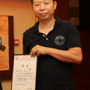 张彤（哈尔滨师范大学音乐学院教授、硕士生导师，黑龙江省音乐家协会古筝专业委员会会长）。