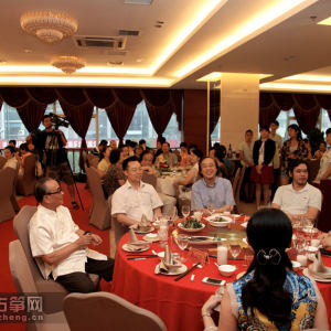 在满场掌声中，欢迎晚宴正式开始。