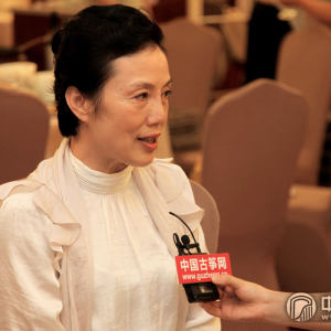 中国古筝网主持人王颖现场采访许菱子（香港演艺学院中乐系教授，中国民族管弦协会古筝专业委员会名誉理事）。