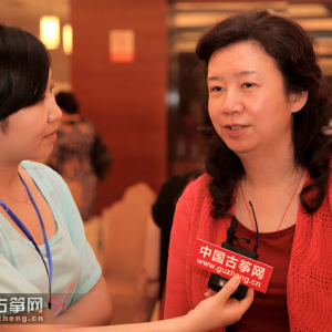 中国古筝网主持人王颖现场采访周望（中央音乐学院民乐系教授、硕士生导师，中国民族管弦协会古筝专业委员会副秘书长）。