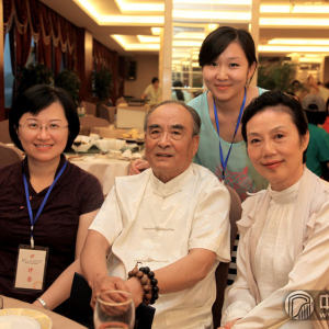 中国古筝网主持人王颖与张俪琼（台湾艺术大学中国音乐学系教授，台湾民族音乐学会理事）、赵登山（著名古筝艺术家，吉林省民族乐团国家一级演奏员，中国音乐家协会古筝学会副会长）、许菱子（香港演艺学院中乐系教授，中国民族管弦协会古筝专业委员会名誉理事）合影留念。